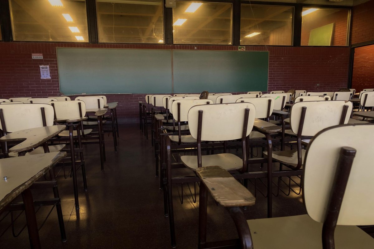 Despite-the-growth-of-AI-schools-AI-tutors-arent-better-than-humans.jpg