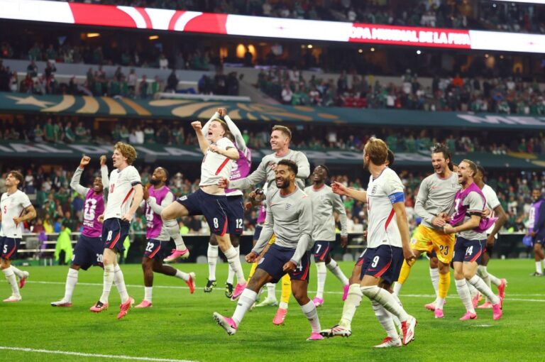 Englands-Henderson-injures-wrist-in-Mexico-World-Cup-celebration.jpg
