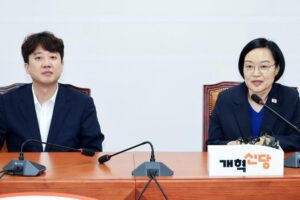 Lee-Jun-seok-raises-media-law-concerns-with-prime-minister.jpg