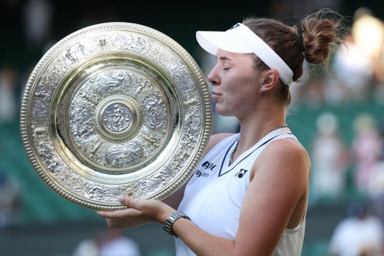 Linda-Noskova-defeats-Karolina-Muchova-for-Wimbledon-2026-title.jpg