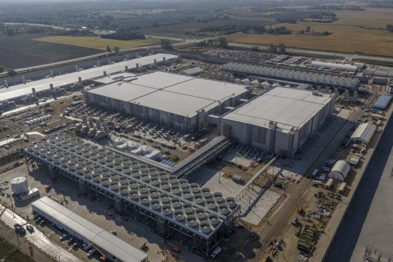 Microsofts-Fairwater-data-center.jpeg