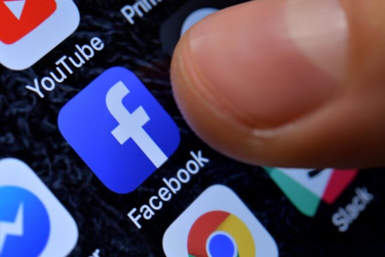 Overnight-social-media-curfew-announced-for-older-teens-in-Britain.jpg