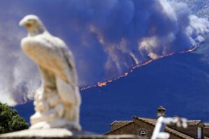 Southern-Europe-wildfires-kill-3-firefighters-force-thousands-to-flee.jpg