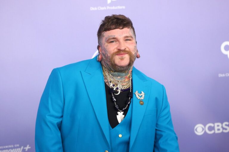 Teddy-Swims-releases-Break-Up-in-Reverse-single-music-video.jpg