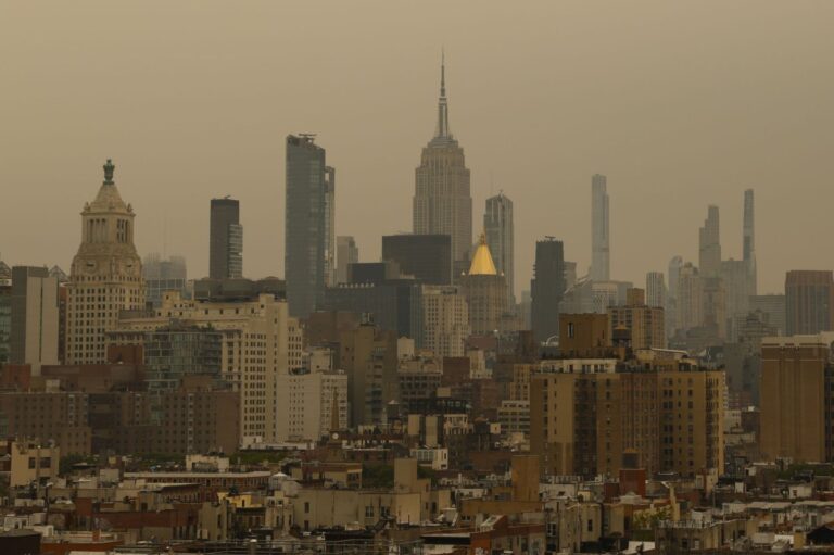 Thick-hazardous-wildfire-smoke-spreads-from-Great-Lakes-to-East-Coast.jpg