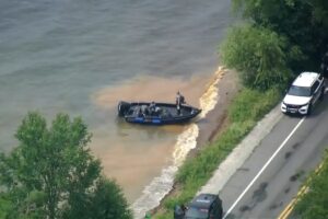 Wisconsin_Lake_Capsized_Boat_29599.jpg