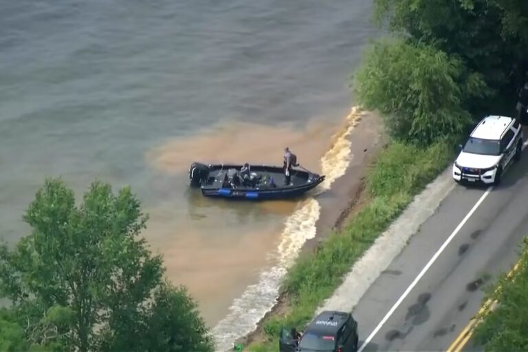 Wisconsin_Lake_Capsized_Boat_29599.jpg