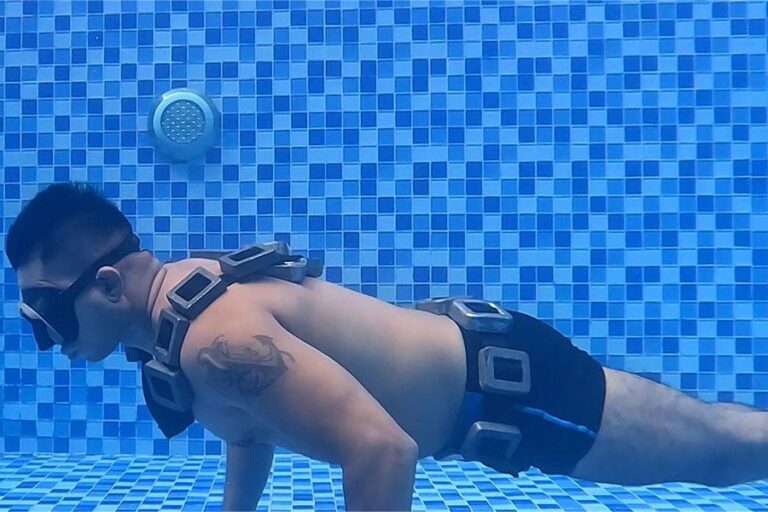 Yoga-teacher-breaks-world-record-for-underwater-pushups.jpg