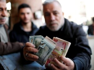 2020-12-20T104450Z_525453708_RC2YQK962QRS_RTRMADP_3_IRAQ-CURRENCY-1786002560.jpg
