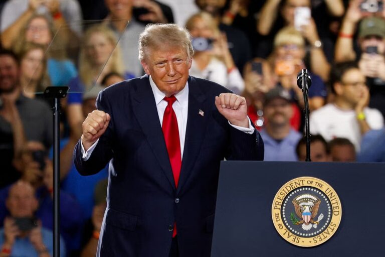 2026-08-03T202424Z_136667495_RC28RMA8J8SW_RTRMADP_3_USA-TRUMP-APPROVAL.JPG