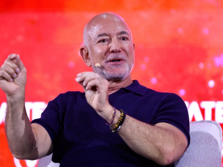 2026-08-10T153431Z_1869432602_RC2MVLA0CR50_RTRMADP_3_SOCCER-ENGLAND-LIV-BEZOS-1786452712.jpg