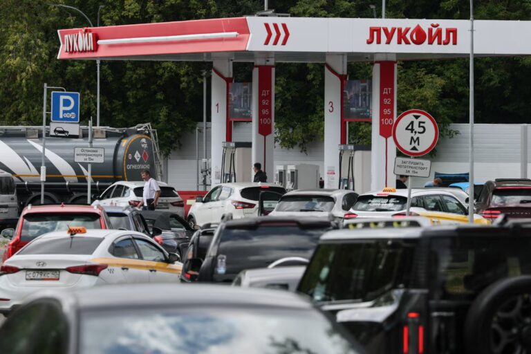 2026-08-17T132052Z_554628504_RC290NAVC4OT_RTRMADP_3_RUSSIA-CRISIS-FUEL.JPG