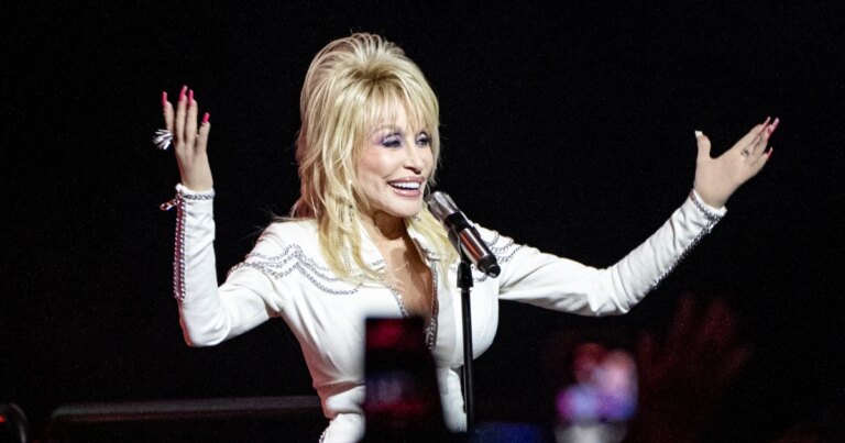 240606-Dolly-Parton-ch-1446-ea4d39.jpg