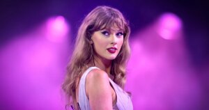 251212-taylor-swift-ew-1228p-1c0eb9.jpg