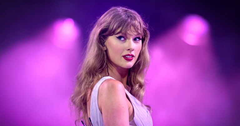 251212-taylor-swift-ew-1228p-1c0eb9.jpg