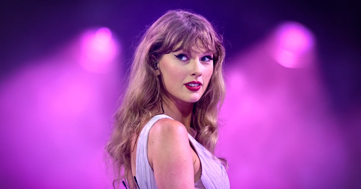 251212-taylor-swift-ew-1228p-1c0eb9.jpg
