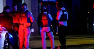 260814-fbi-agents-ew-204p-e7f425.jpg