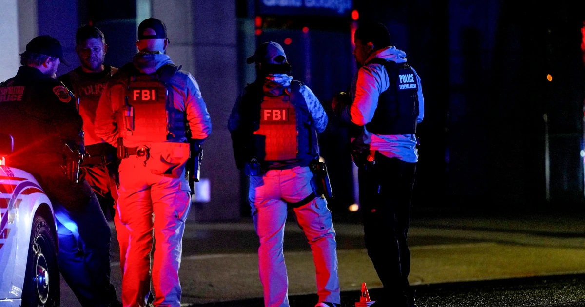 260814-fbi-agents-ew-204p-e7f425.jpg