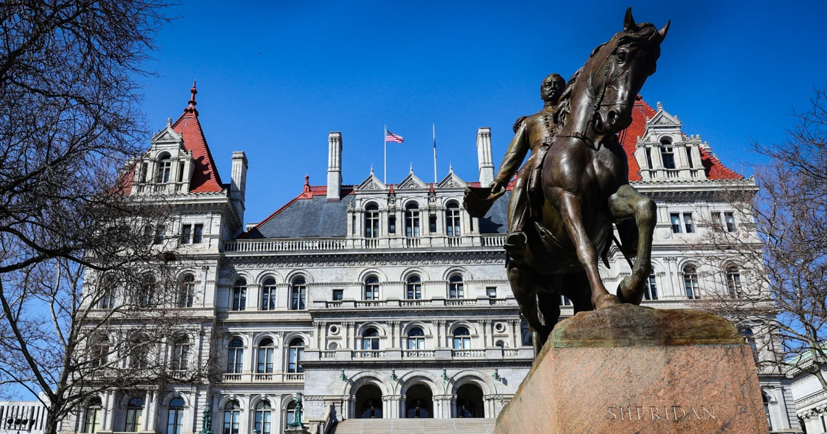 260820-Albany-New-York-State-Capital-building-vl-154p-9aaa2f.jpg