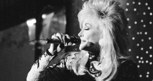 260825-dolly-parton-1992-ew-404p-83e580.jpg