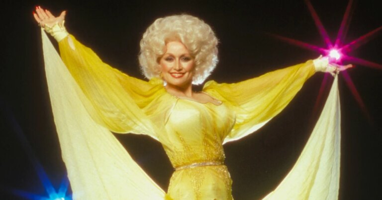 260825-dolly-parton-portrait-ew-314p-ad27f6.jpg