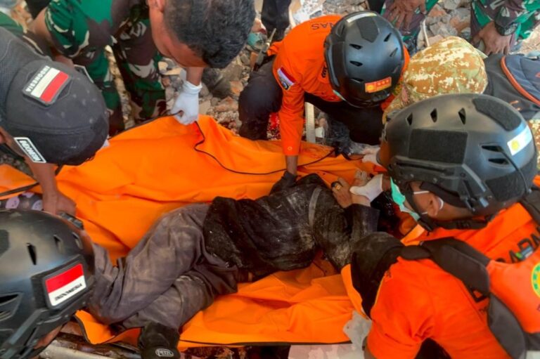 47-dead-from-77-magnitude-Indonesia-quake.jpg