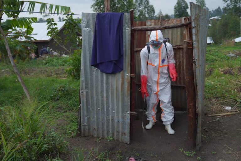APTOPIX_Congo_Ebola_Health_Workers_26321.jpg
