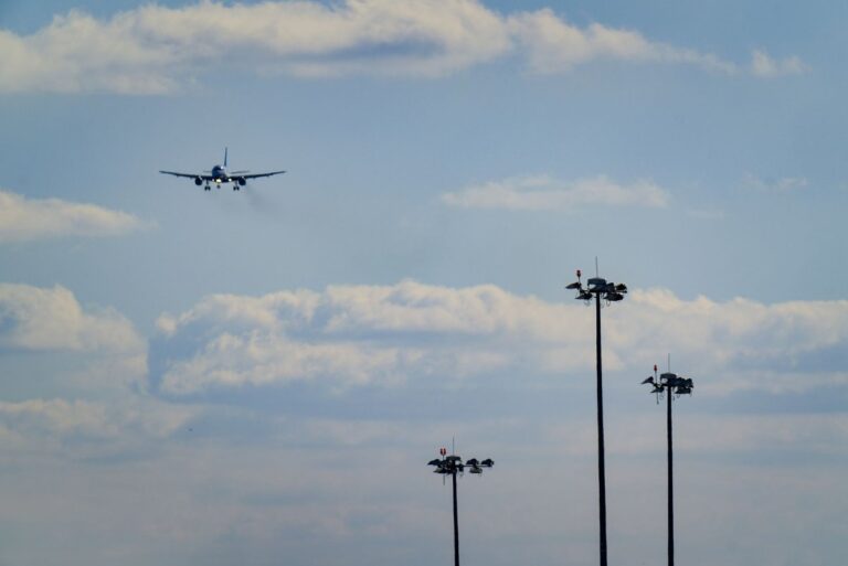 American-Airlines-flight-blows-tires-on-landing-at-Chicago-OHare.jpg