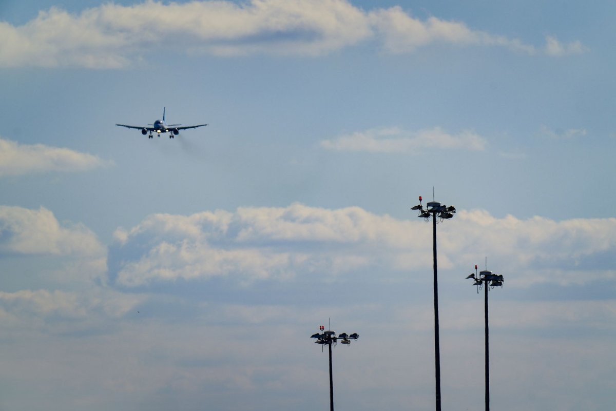 American-Airlines-flight-blows-tires-on-landing-at-Chicago-OHare.jpg
