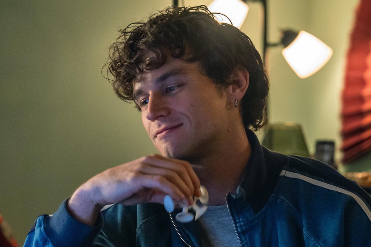 Brandon-Flynn-Cam-boy-Trevor-really-gets-around-in-Maximum.jpg