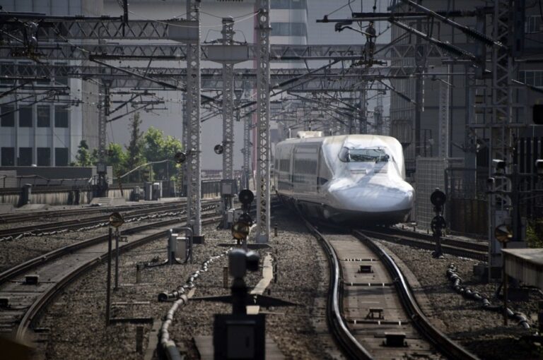 Four-workers-killed-by-train-in-Japan.jpg
