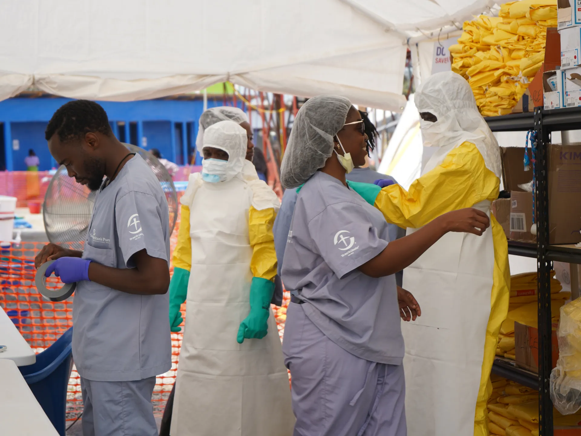 Health-workers-at-Samaritans-Purse-held-Ebola-treatment-center-in-Bunia-1787100403.jpg