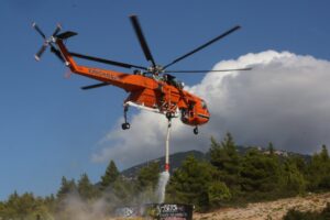 Helicopters-collide-while-battling-wildfires-in-Greece-killing-2.jpg