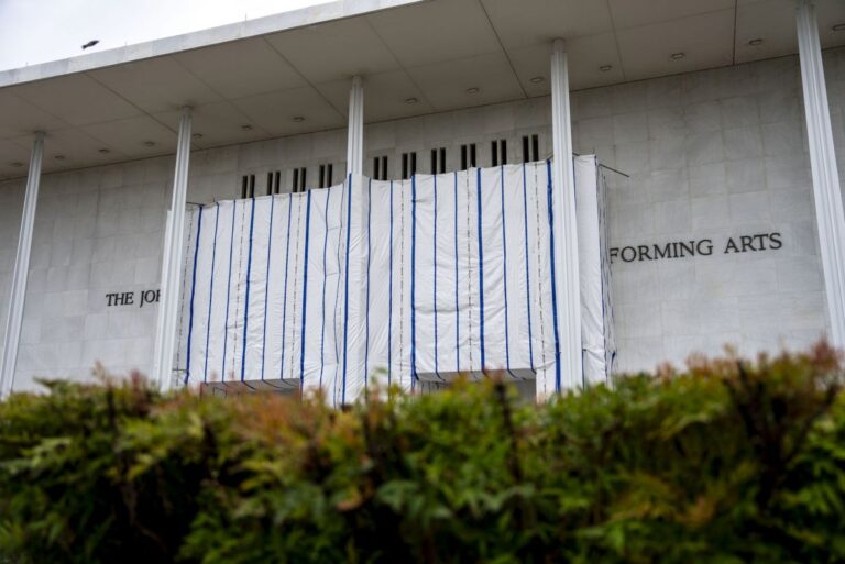 Kennedy-Center-board-votes-to-put-Trumps-name-on-building-again.jpg