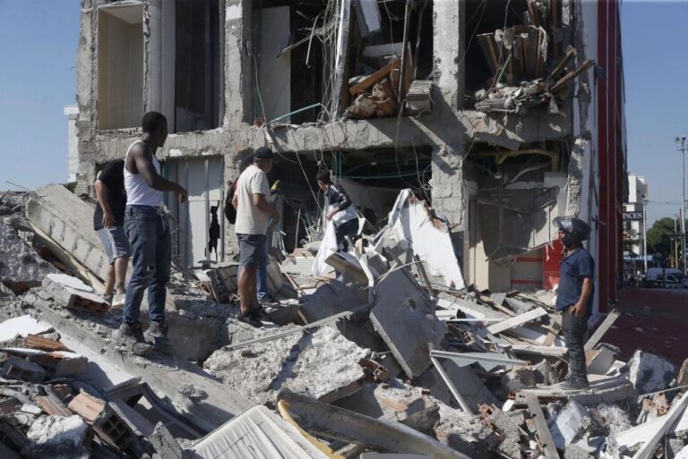 Magnitude-74-earthquake-kills-at-least-132-in-Colombia.jpg