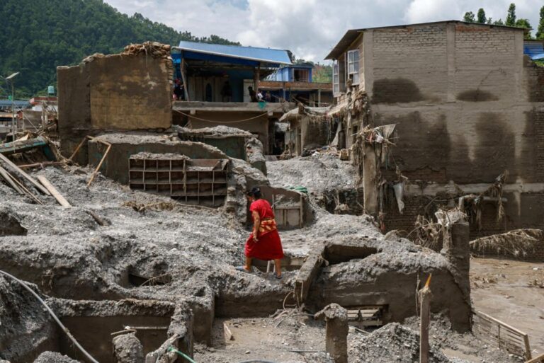 Nepal-floods-Nearly-800-dead-as-rescuers-try-to-reach-tunnel-workers.jpg