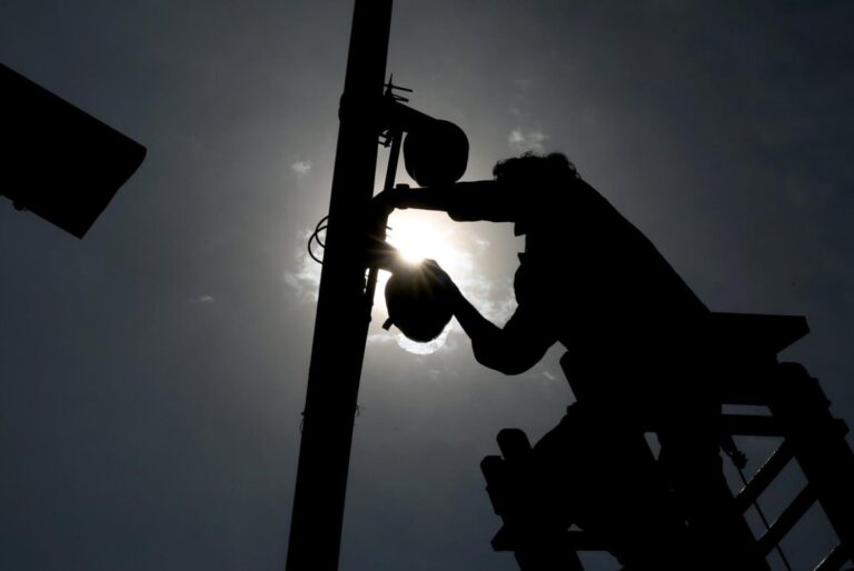 New-tech-adds-phone-tracking-to-license-plate-readers.jpg