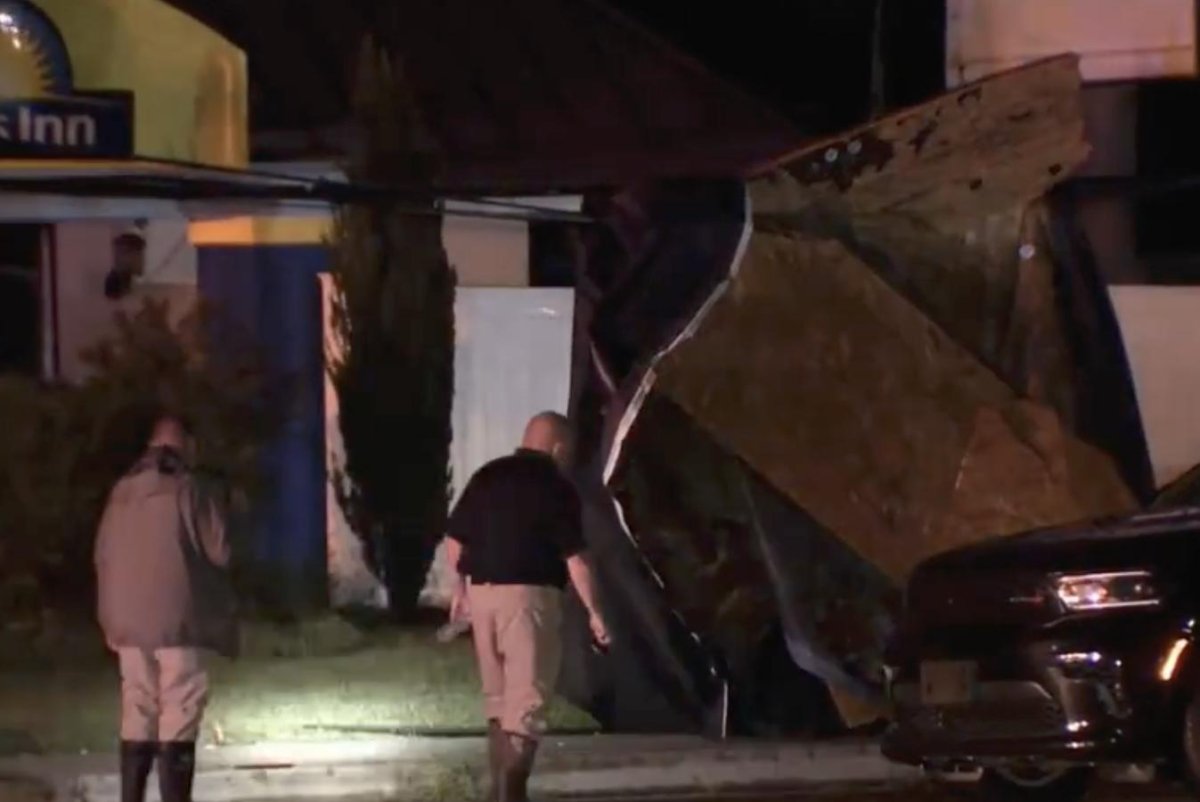 Police-urge-Dover-Del-residents-to-stay-home-after-likely-tornado.jpg