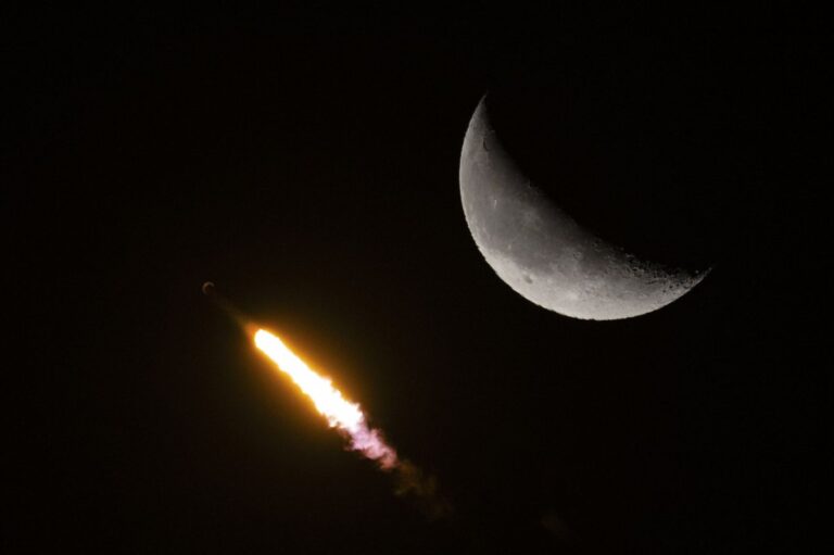 Stage-of-SpaceX-Falcon-9-rocket-slams-into-moon-at-5400-mph.jpg