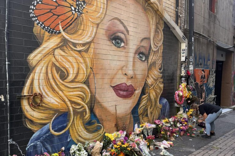 Tennessee-governor-wants-to-name-Nashville-airport-after-Dolly-Parton.jpg