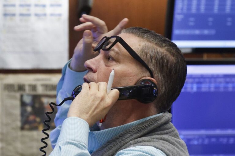 US-stocks-fall-as-rising-bond-yields-oil-prices-spook-investors.jpg