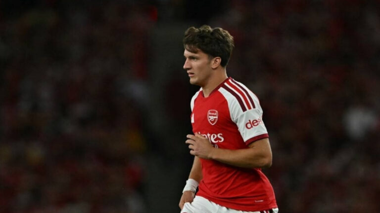 christos-tzolis-arsenal1-69081786971087.jpg