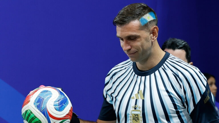 emiliano-martinez-gk-30131785661136.jpg
