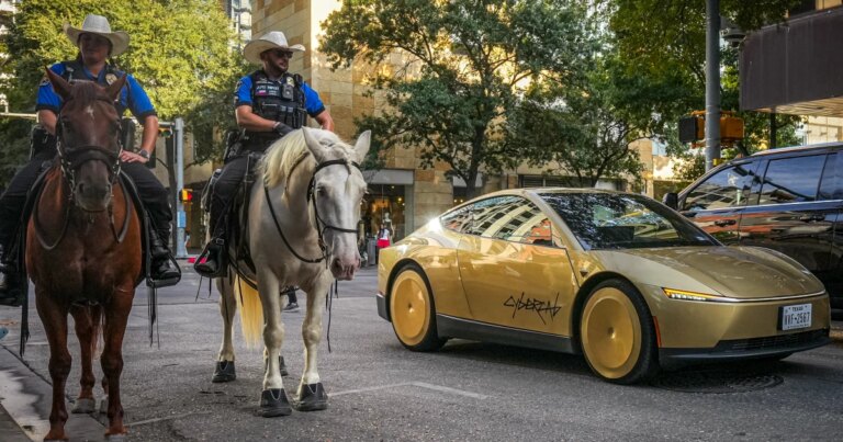 260908-austin-Tesla-Cybercab-ew-244p-f25801.jpg
