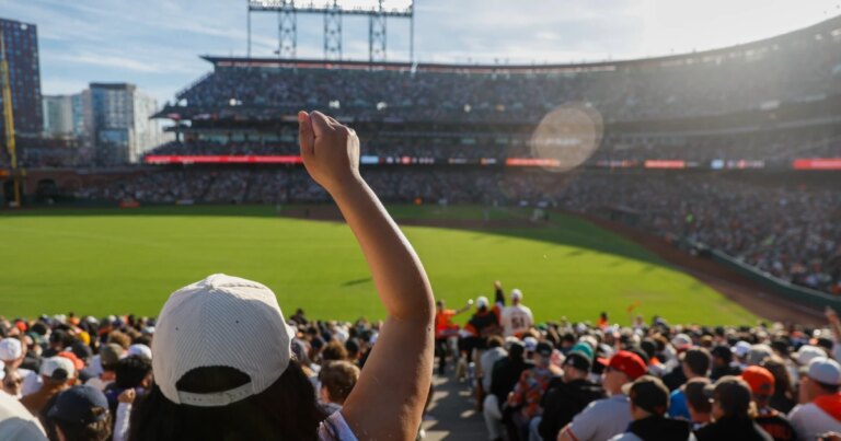 260926-giants-baseball-fans-ww-1041-15d7aa.jpg