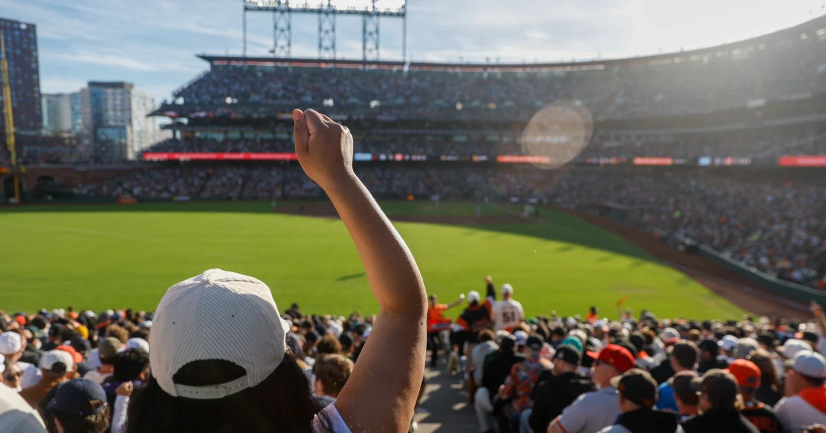 260926-giants-baseball-fans-ww-1041-15d7aa.jpg