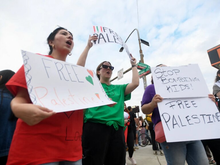 AFP__20260919__C8TC7BE__v1__HighRes__ProtestersDemonstrateNearLincolnFinancialFieldA-1789860353.jpg