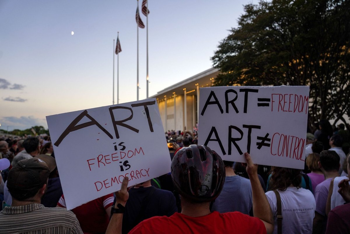 Thousands-gather-at-Kennedy-Center-for-vigil-in-protest-of-closing.jpg