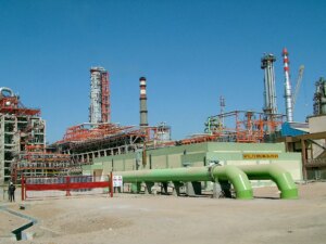 2007-02-01T120000Z_389211615_GM1DUNBEQOAA_RTRMADP_3_INDIA-OIL-FIRE-1792491599.jpg