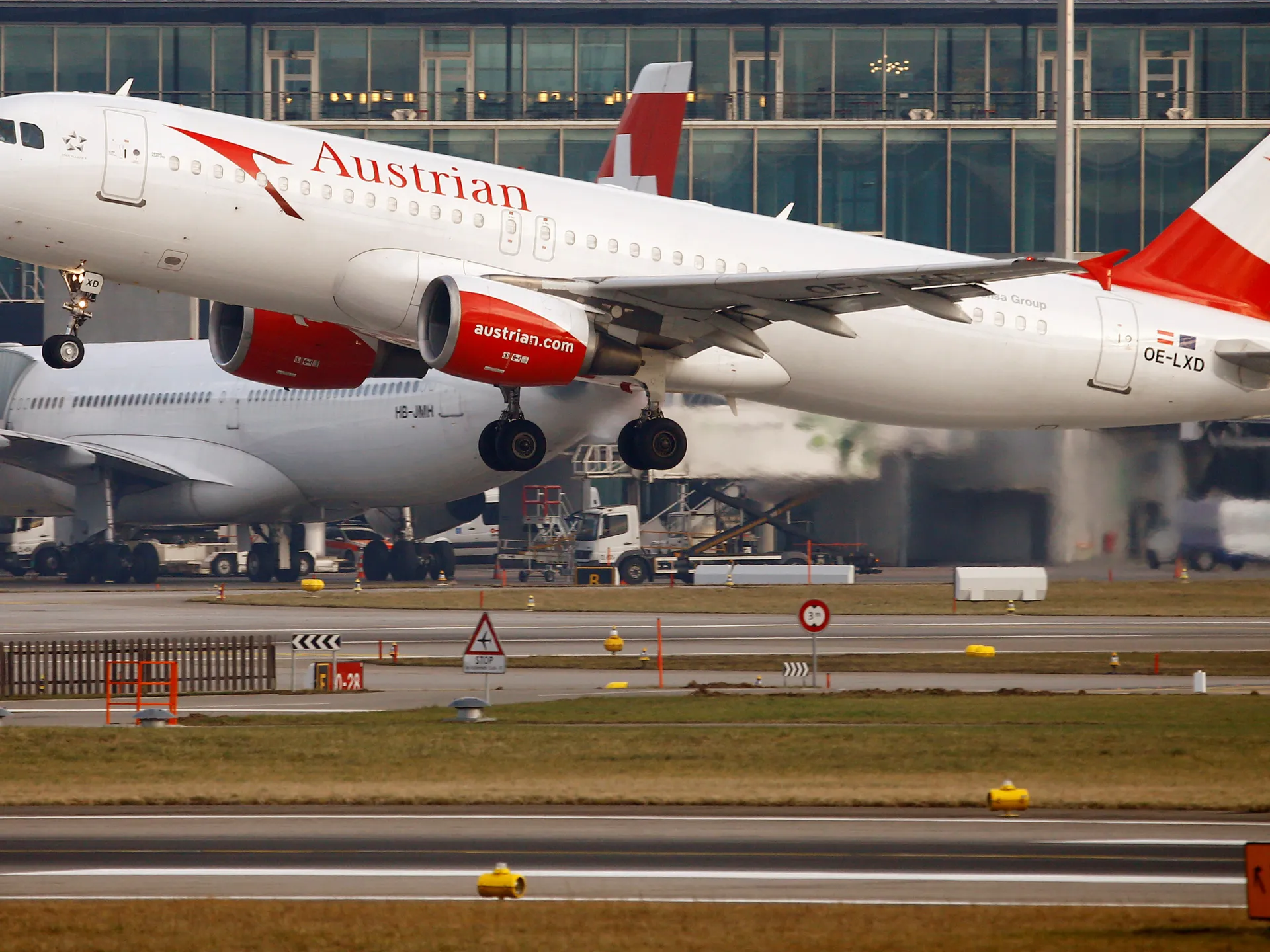 2018-01-09T000000Z_498499034_RC1D134EE5B0_RTRMADP_3_GLOBAL-AIRLINES-1792365018.jpg
